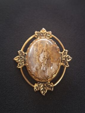 Vintage "Gold‑Tone Leaf Brooch W/Polished Agate Cabochon, 1960s "King Of Kings"